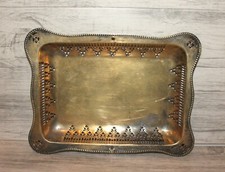 Antico piatto con piedini in