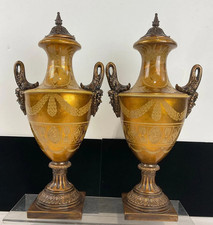 Coppia di urne con coperchio