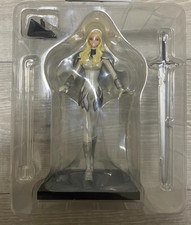 Figurina CLAYMORE che celebra