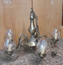 Lampadario A 5 Bracci In Ottone Con Paralumi Sabbiati In Vetro Ambrato.