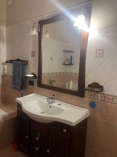 mobile bagno con specchio e accessori