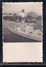 Fotografia Foto Donna al Mare su Pattino KK4168