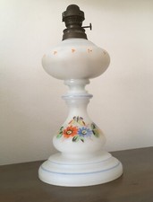 Lume base antico ad olio/petrolio in vetro opalino decorato fine '800-primi '900