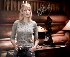 KELLY REILLY FIRMATA A MANO