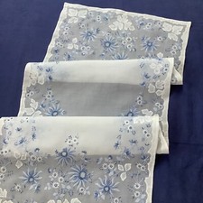 Corsia runner vintage organza applicazioni ricami blu azzurro bianco 107x42 cm