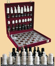 Scacchiera con pedoni in osso di cammello e base in conchiglia  a mosaico 