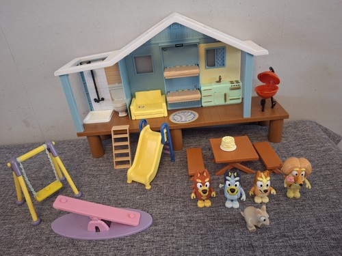 Bluey friends family - bluey, beach