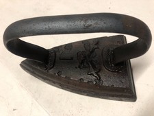 Ferro da stiro monoblocco in ghisa antico