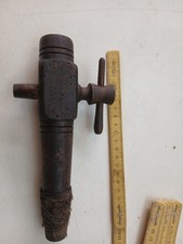 Antico rubinetto in legno per