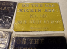 Sul culo kickin a gas! Insegna