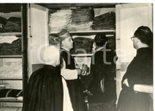 1958 ROMA Petrus VAN LIERDE riordina guardaroba del defunto Papa PIO XII *Foto
