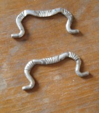 2 VECCHIE MANIGLIE IN FERRO SENZA PIASTRINA E VITE PER MOBILI VARI -