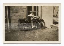 Jeune garçon sur une moto