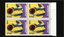 GRANDE PALLA DA BASKET BIANCA IN UN QUARTO