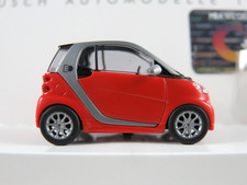 Busch 46226 Smart Fortwo Coupé Electric Drive (2012) con colonnina di ricarica 1:87/H0