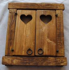 Finestra in legno con grata in ferro battuto e scuri traforati -N-