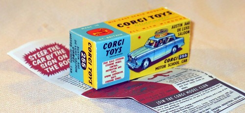 Corgi toys 255 - corgi, school