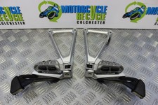 Gancio poggiapiedi posteriore