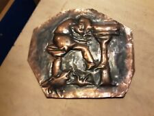 VECCHISSIMA PLACCA IN RAME SEMBRA ALUNNO SU UN BANCO DA SCUOLA DIMENSIONI 19X21