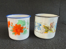 Vintage 2 Tazze in Latta Smaltata con Immagini Floreali Anni 50
