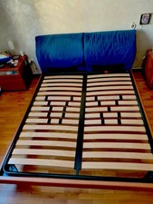 Letto matrimoniale in ciliegio con testata di colore blu imbottita e regolabile