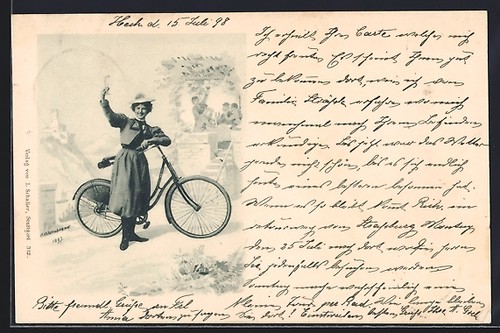 Giovane donna con bicicletta