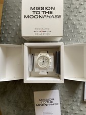 Swatch x Omega Special 2024 - SO33W700 - Mission To the Moonphase "Snoopy" - NEW