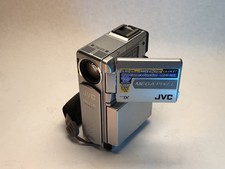 Mini videocamera DV ultra compatta JVC GR-DVP7 + batterie, caricabatterie, SD ed extra