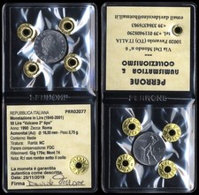 #02077] REPUBBLICA ITALIANA - 50 LIRE 1990 CON ROMBO SOTTO COLLO - PERIZIATA FDC