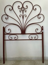 Letto singolo in ferro battuto una testiera bordeaux