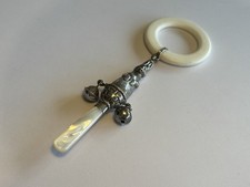 Sonaglio bambino inglese con manico intagliato in argento sterling