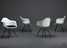 Vitra Eames Plastic Armchair DAW sedia da visita bianca con imbottitura nera base in legno