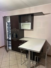 Cucina moderna con fornello a gas,cappa,frigo,lavastoviglie,forno e dispense 