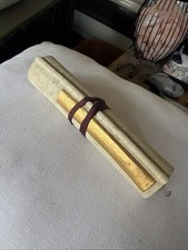 Pergamena lunga a mano, CS