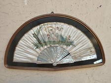 ANTICA XIX sec TECA CON VENTAGLIO IN SETA E MADREPERLA A MOTIVO ALLEGORICO PUTTI