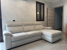 divano grigio in tessuto con