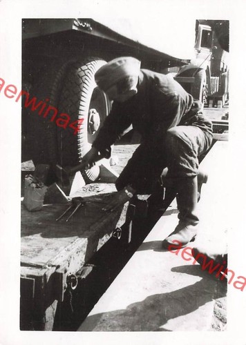 Soldato tedesco attacca camion