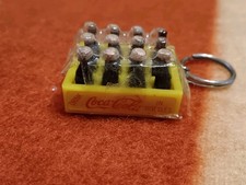 PORTACHIAVI COCA COLA CASSETTA CON BOTTIGLIE MINIUATURE GADGET USATO