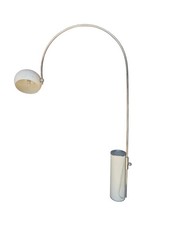 Lampada ad arco per Harvey Guzzini. Struttura in acciaio cromato. Base in ghisa.