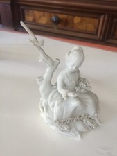 Porcellana Capodimonte marchio N, "Bambina seduta con mazzo di fiori"
