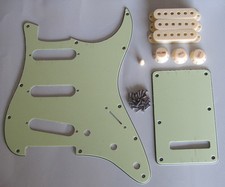 Battipenna ST SSS chitarra verde come nuova con pickup bianco invecchiato cover manopole punta