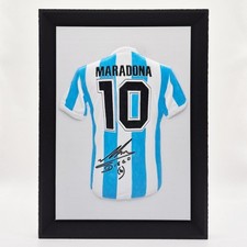 Quadro con cornice nera foto Diego Armando Maradona maglia autografata Argentina