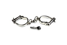 Manette Darby con chiave a