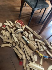 Lotto trenini, binari, ponti e accessori Brio in legno 