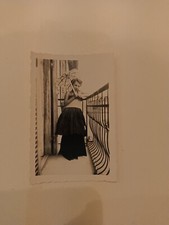 Ritratto di giovane donna in abito elegante e ombrellino anni 30 foto