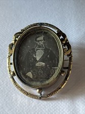 Dagherrotipo Ritratto di uomo in spilla e ciondolo, raro.