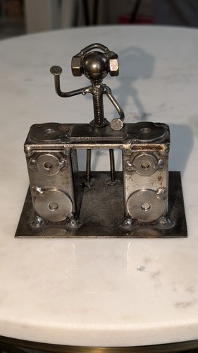 Scultura artistica rottami - dj,