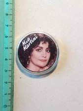 Spilla pins MIA MARTINI CANTANTE FAMOSA ITALIANA NEGLI ANNI 70 80. NUOVA