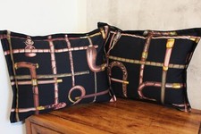 Coppia di cuscini rettangolari con tessuto vintage BASTONI neri Fornasetti