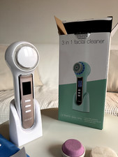 Spazzola elettrica rotante per pulizia viso con accessori per pulizia mirata.